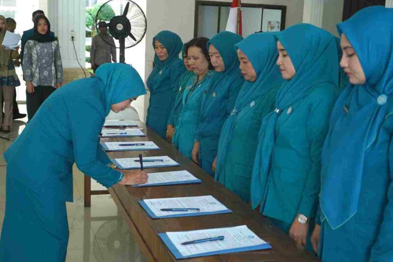 k 16 Ketua TP PKK Kecamatan dilantik di Pendopo Rumah Dinas Bupati.