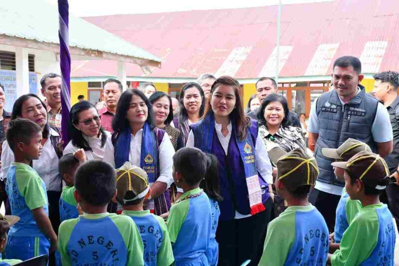 Kahiyang Ayu meninjau pelayanan Posyandu di Samosir dan memastikan layanan kesehatan masyarakat berjalan optimal hingga desa.