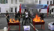 Kejari Pematangsiantar memusnahkan barang bukti dari 55 perkara pidana, termasuk narkotika dan senjata tajam yang telah inkracht.