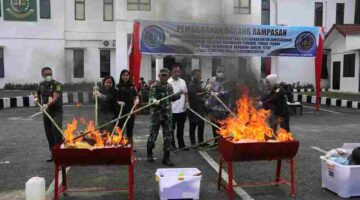 Kejari Pematangsiantar memusnahkan barang bukti dari 55 perkara pidana, termasuk narkotika dan senjata tajam yang telah inkracht.