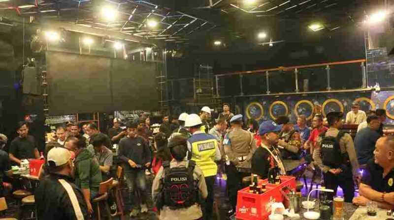 Polda Sumut menggelar razia gabungan di tempat hiburan malam Medan.