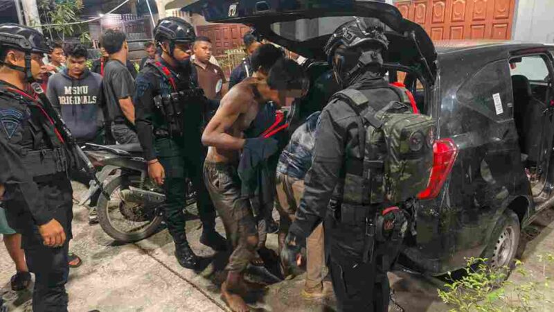 Personel Brimob Polda Sumut menggagalkan dugaan percobaan pencurian besi saat patroli dini hari di Medan.