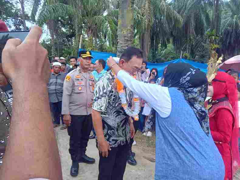 Bupati Tapanuli Selatan resmi membuka Turnamen Sepak Bola GRIB Jaya Cup Setabagsel 2026 di Lapangan Sepak Bola Sarasi, Bintuju, Jumat (22/5/2026).