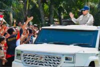 Presiden Prabowo Subianto membalas sapaan warga dengan senyum dan lambaian tangan di Kebumen, Jawa Tengah, pada Sabtu, 23 Mei 2026.