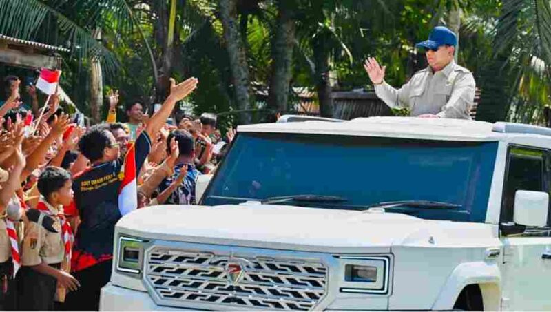Presiden Prabowo Subianto membalas sapaan warga dengan senyum dan lambaian tangan di Kebumen, Jawa Tengah, pada Sabtu, 23 Mei 2026.