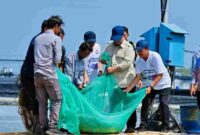 Presiden Prabowo Subianto melaksanakan panen raya udang dan meninjau kegiatan sortir hasil panen di lokasi tambak Budi Daya Udang Berbasis Kawasan (BUBK) Kebumen, Jawa Tengah, pada Sabtu, 23 Mei 2026.