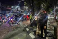 Personil brimob saat berjaga disalah satu persimpangan di Kota Medan.