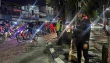 Personil brimob saat berjaga disalah satu persimpangan di Kota Medan.