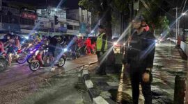 Personil brimob saat berjaga disalah satu persimpangan di Kota Medan.