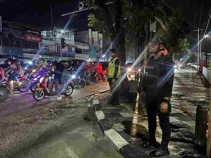 Personil brimob saat berjaga disalah satu persimpangan di Kota Medan.