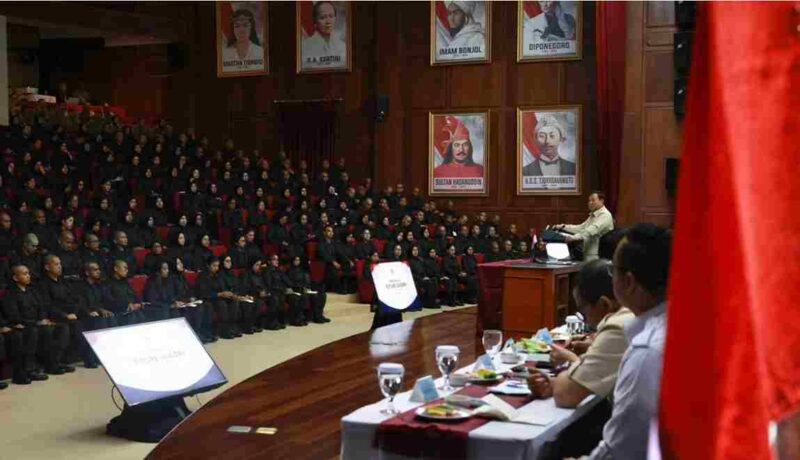 Presiden Prabowo Subianto memberikan taklimat kepada para peserta Presidential Future Leaders Program (PFLP) 2026 di Hambalang, Kabupaten Bogor, Jawa Barat, pada Minggu, 24 Mei 2026. 
