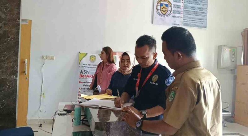 Kuasa Hukum Korban, Saat membuat aduan ke Inspektorat Bengkulu Tengah. 