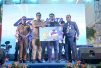 Wali Kota Medan, Rico Tri Putra Bayu Waas, secara langsung menyerahkan hadiah kepada pemenang utama, Rizki, yang terpilih melalui proses penilaian dewan juri.