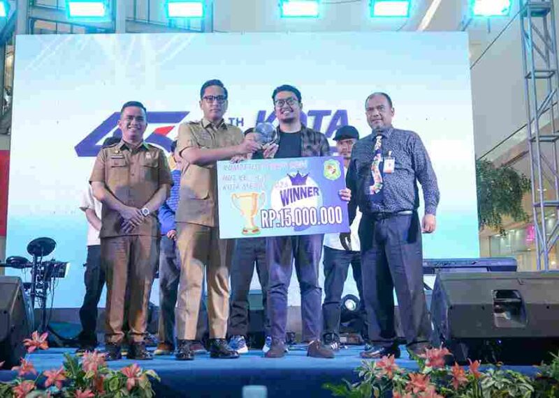Wali Kota Medan, Rico Tri Putra Bayu Waas, secara langsung menyerahkan hadiah kepada pemenang utama, Rizki, yang terpilih melalui proses penilaian dewan juri.