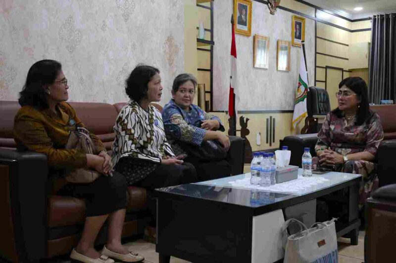 Ketua Tim Penggerak (TP) PKK Kota Pematangsiantar, Ny. Liswati Wesly Silalahi, menerima audiensi Dewan Pimpinan Cabang (DPC) Persatuan Wanita Kristen Indonesia di rumah dinas wali kota, Jalan MH Sitorus, Kelurahan Teladan, Kecamatan Siantar Barat, Senin, 25 Mei 2026.