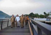 Wakil Bupati Samosir Ariston Tua Sidauruk menyambut Wakil Wali Kota Medan Zakiyuddin Harahap di Waterfront Pangururan.