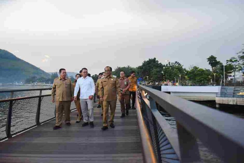 Wakil Bupati Samosir Ariston Tua Sidauruk menyambut Wakil Wali Kota Medan Zakiyuddin Harahap di Waterfront Pangururan.