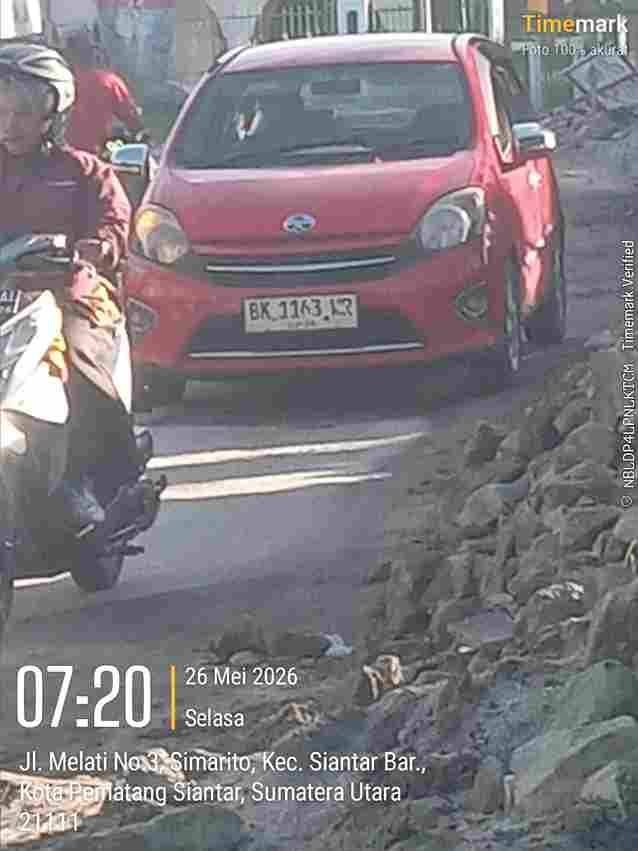 Kondisi material yang mempersempit lebar jalan.