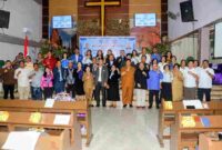 Foto bersama usai pelantikan dan pengukuhan pengurus Badan Kerja Sama Persekutuan Gereja-gereja di Indonesia (BKS PGI) dan Gerakan Mahasiswa Kristen Indonesia (GMKI) Pematangsiantar-Simalungun masa bakti 2026-2031 di Gereja Misi Injili Indonesia (GMII) Bukit Sion, Jalan Ahmad Yani, Kelurahan Asuhan, Kecamatan Siantar Timur, Senin sore, 25 Mei 2026.