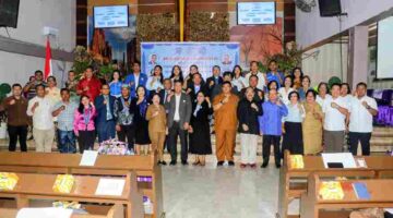 Foto bersama usai pelantikan dan pengukuhan pengurus Badan Kerja Sama Persekutuan Gereja-gereja di Indonesia (BKS PGI) dan Gerakan Mahasiswa Kristen Indonesia (GMKI) Pematangsiantar-Simalungun masa bakti 2026-2031 di Gereja Misi Injili Indonesia (GMII) Bukit Sion, Jalan Ahmad Yani, Kelurahan Asuhan, Kecamatan Siantar Timur, Senin sore, 25 Mei 2026.