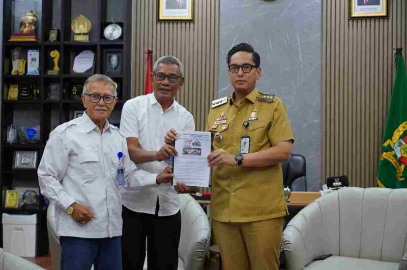Rico Waas saat menerima audiensi Forum Silaturahmi Purnabakti Lurah (FSPL) Kota Medan di Rumah Dinas Wali Kota Medan, Selasa (26/5/2026).