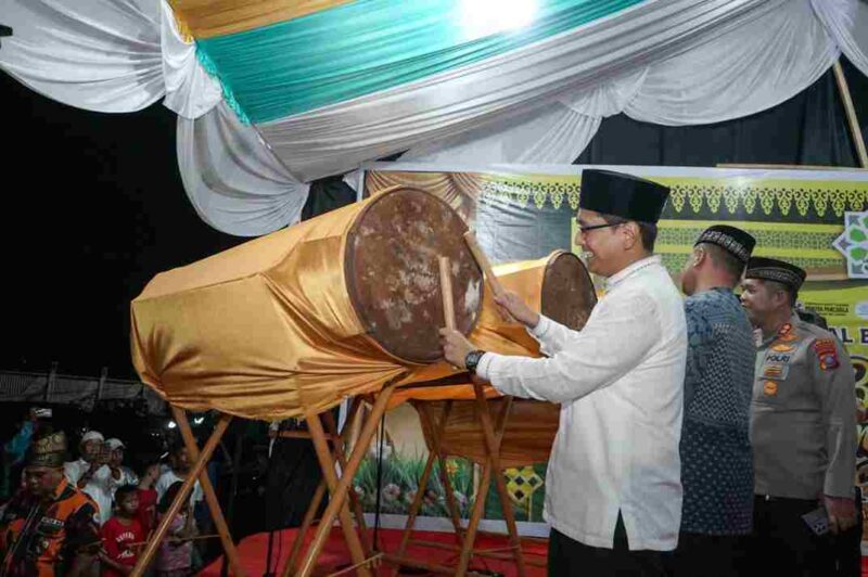 Wali Kota Medan, Rico Tri Putra Bayu Waas, resmi membuka Festival Budaya Islam “Bedug Gema Takbir” dalam rangka menyambut Hari Raya Iduladha 1447 Hijriah di Lapangan PJKA, Jalan Stasiun, Kecamatan Medan Belawan, Selasa (26/5/2026) malam.