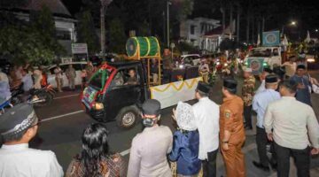 Ribuan warga mengikuti Pawai Takbir Iduladha 1447 H di Pematangsiantar yang dilepas langsung Wali Kota Wesly Silalahi.