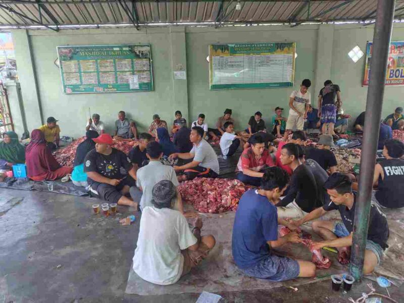 Masjid Al-Ikhlas Jalan Nagur Pematangsiantar menyembelih 11 sapi dan 4 kambing pada Iduladha 2026 untuk dibagikan kepada 650 warga.