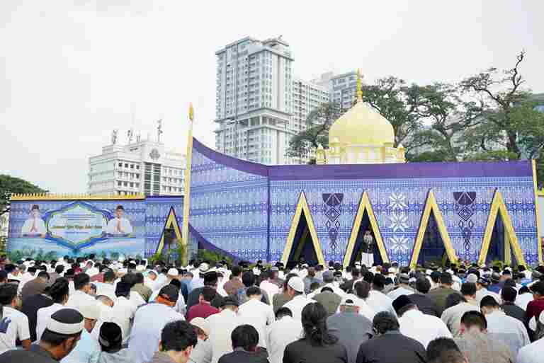 Salat Iduladha bersama ribuan warga di Lapangan Merdeka Medan, Rabu (27/5/2026) pagi.