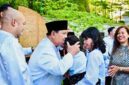 Presiden Republik Indonesia Prabowo Subianto beramah tamah dengan WNI dan diaspora usai melaksanakan salat Iduladha 1447 Hijriah di Wisma Indonesia, Paris, Prancis, pada Rabu, 27 Mei 2026. 