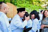Presiden Republik Indonesia Prabowo Subianto beramah tamah dengan WNI dan diaspora usai melaksanakan salat Iduladha 1447 Hijriah di Wisma Indonesia, Paris, Prancis, pada Rabu, 27 Mei 2026. 