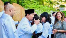 Presiden Republik Indonesia Prabowo Subianto beramah tamah dengan WNI dan diaspora usai melaksanakan salat Iduladha 1447 Hijriah di Wisma Indonesia, Paris, Prancis, pada Rabu, 27 Mei 2026. 