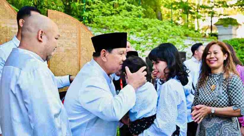 Presiden Republik Indonesia Prabowo Subianto beramah tamah dengan WNI dan diaspora usai melaksanakan salat Iduladha 1447 Hijriah di Wisma Indonesia, Paris, Prancis, pada Rabu, 27 Mei 2026. 