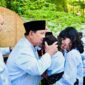 Presiden Republik Indonesia Prabowo Subianto beramah tamah dengan WNI dan diaspora usai melaksanakan salat Iduladha 1447 Hijriah di Wisma Indonesia, Paris, Prancis, pada Rabu, 27 Mei 2026. 