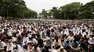 Ribuan warga mengikuti Salat Iduladha 1447 H di Lapangan Adam Malik.