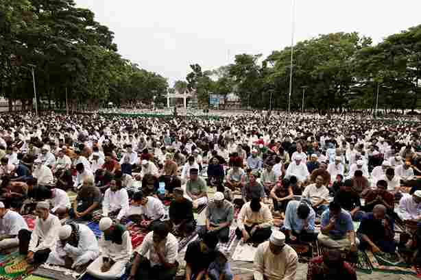 Ribuan warga mengikuti Salat Iduladha 1447 H di Lapangan Adam Malik.