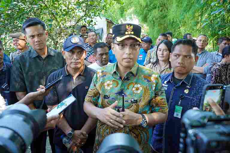 Wali Kota Medan Rico Tri Putra Bayu Waas saat meninjau langsung Tempat Pemakaman Umum (TPU) di Kelurahan Terjun, Kecamatan Medan Marelan, pada Jumat, 29 Mei 2026