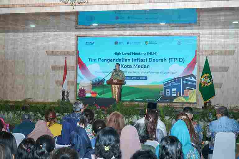 Wali Kota Medan Rico Tri Putra Bayu Waas saat membuka High Level Meeting (HLM) Tim Pengendalian Inflasi Daerah (TPID) tentang Kemitraan Satuan Pelayanan Pemenuhan Gizi (SPPG) dan Pelaku Usaha Potensial di Kota Medan yang berlangsung di Gedung PKK Kota Medan, Jumat, 29 Mei 2026.