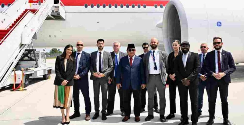 Presiden Republik Indonesia Prabowo Subianto berfoto bersama pengawal Prancis di apron Bandara Orly, Jumat, 29 Mei 2026, sesaat sebelum Kepala Negara bertolak kembali ke Tanah Air. 
