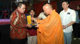 Wali Kota Pematangsiantar Wesly Silalahi menghadiri Festival Malam Waisak 2570 BE