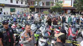 Kapolrestabes Medan, Kombes Pol. Dr. Jean Calvijn Simanjuntak, S.I.K., M.H., saat memimpin konferensi pers di Lapangan Apel Polrestabes Medan, Sabtu, 30 Mei 2026.