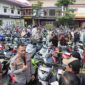 Kapolrestabes Medan, Kombes Pol. Dr. Jean Calvijn Simanjuntak, S.I.K., M.H., saat memimpin konferensi pers di Lapangan Apel Polrestabes Medan, Sabtu, 30 Mei 2026.
