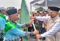Bupati Simalungun Dr. H. Anton Achmad Saragih memimpin prosesi pelepasan calon haji untuk menunaikan ibadah haji 1447 Hijriah/2026 Masehi. Pelepasan berlangsung di halaman Masjidil Asy-Syuhada Korem 022/Pantai Timur (PT), Jalan Asahan, Kecamatan Siantar, Kabupaten Simalungun, Rabu (6/5/2026).