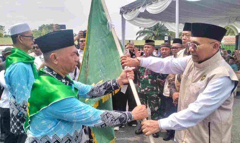 Bupati Simalungun Dr. H. Anton Achmad Saragih memimpin prosesi pelepasan calon haji untuk menunaikan ibadah haji 1447 Hijriah/2026 Masehi. Pelepasan berlangsung di halaman Masjidil Asy-Syuhada Korem 022/Pantai Timur (PT), Jalan Asahan, Kecamatan Siantar, Kabupaten Simalungun, Rabu (6/5/2026).