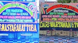 2 Papan bunga yang dipajang di Mapolres Toba.