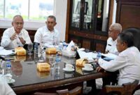 Wakil Gubernur Sumatera Utara (Sumut) Surya didampingi Penjabat Sekretaris Daerah Provinsi (Sekdaprov) Sumut Sulaiman Harahap besama Kepala OPD terkait, melaksanakan rapat pimpinan pembahasan progress kegiatan fisik mendukung program hasil terbaik cepat (PHTC) proyek strategis daerah (PSD) di ruang kerja Wakil Gubernur, lantai 9 Kantot Gubernur Sumut, Medan, Rabu (3/6/26)