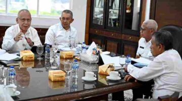 Wakil Gubernur Sumatera Utara (Sumut) Surya didampingi Penjabat Sekretaris Daerah Provinsi (Sekdaprov) Sumut Sulaiman Harahap besama Kepala OPD terkait, melaksanakan rapat pimpinan pembahasan progress kegiatan fisik mendukung program hasil terbaik cepat (PHTC) proyek strategis daerah (PSD) di ruang kerja Wakil Gubernur, lantai 9 Kantot Gubernur Sumut, Medan, Rabu (3/6/26)