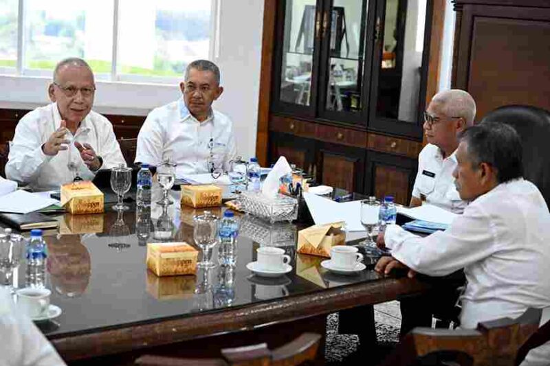Wakil Gubernur Sumatera Utara (Sumut) Surya didampingi Penjabat Sekretaris Daerah Provinsi (Sekdaprov) Sumut Sulaiman Harahap besama Kepala OPD terkait, melaksanakan rapat pimpinan pembahasan progress kegiatan fisik mendukung program hasil terbaik cepat (PHTC) proyek strategis daerah (PSD) di ruang kerja Wakil Gubernur, lantai 9 Kantot Gubernur Sumut, Medan, Rabu (3/6/26)