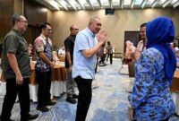 Penjabat Sekretaris Daerah Provinsi (Sekdaprov) Sumatera Utara (Sumut) Sulaiman Harahap di dampingi Kepala Dinas Kesehatan Provinsi Sumut Muhammad Faisal Hasrimy beserta sejumlah OPD membuka workshop penguatan TGC Provinsi dan Kabupaten/Kota terkait JOI dan respons KLB Flu Burung di Hotel Santika Medan, Selasa (9/6/26).