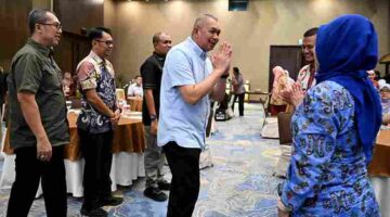 Penjabat Sekretaris Daerah Provinsi (Sekdaprov) Sumatera Utara (Sumut) Sulaiman Harahap di dampingi Kepala Dinas Kesehatan Provinsi Sumut Muhammad Faisal Hasrimy beserta sejumlah OPD membuka workshop penguatan TGC Provinsi dan Kabupaten/Kota terkait JOI dan respons KLB Flu Burung di Hotel Santika Medan, Selasa (9/6/26).